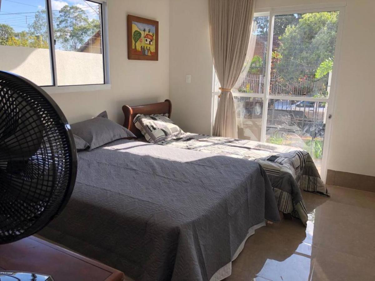 Casa Bela E Confortavel Em ชาปาดา ดอส กิมาไรส์ ภายนอก รูปภาพ