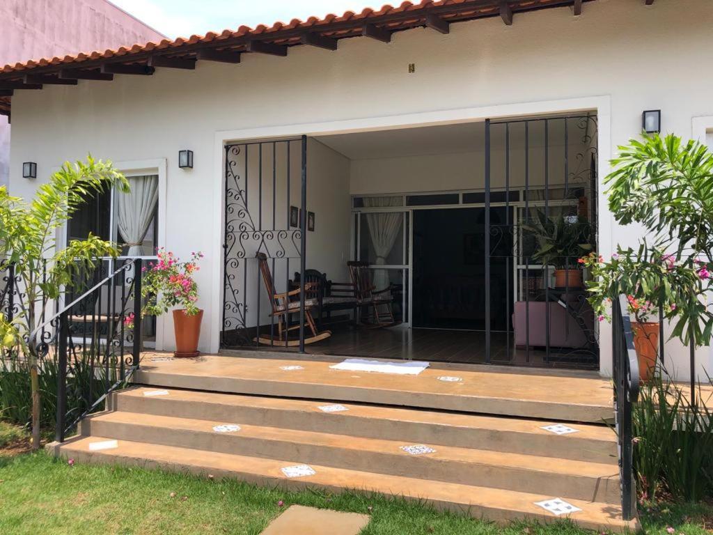 Casa Bela E Confortavel Em ชาปาดา ดอส กิมาไรส์ ภายนอก รูปภาพ