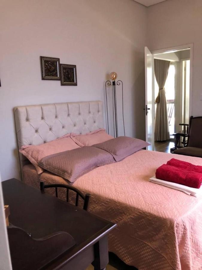 Casa Bela E Confortavel Em ชาปาดา ดอส กิมาไรส์ ภายนอก รูปภาพ
