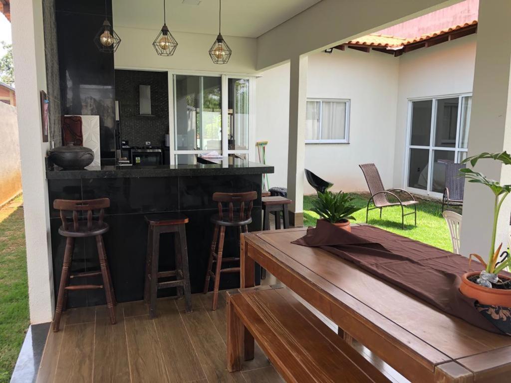 Casa Bela E Confortavel Em ชาปาดา ดอส กิมาไรส์ ภายนอก รูปภาพ